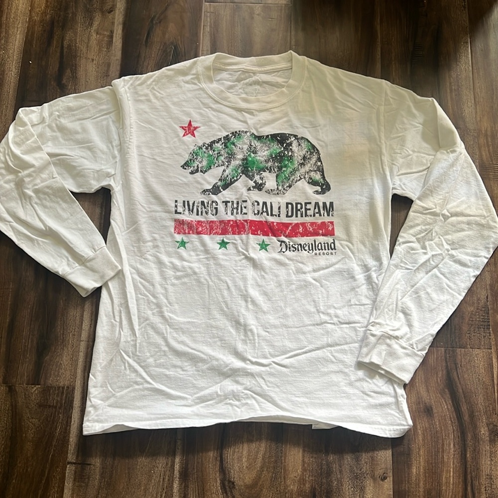 Disneyland 100% press, cotton, long sleeve shirt, great condition size medium